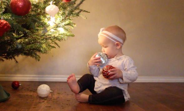 Αστείο Βίντεο: Πως είναι τα Χριστούγεννα με ένα μωρό στο σπίτι