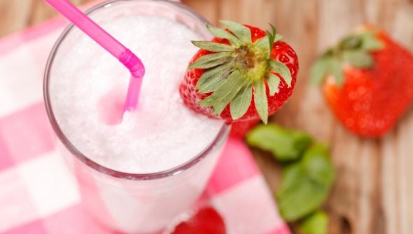Το ελληνικό, απείρως πιο υγιεινό, milkshake φράουλας!