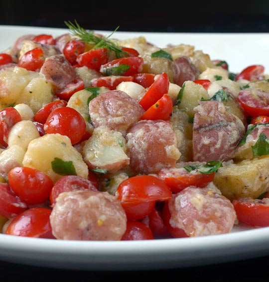 Πατατοσαλάτα με ντοματάκια και μοτσαρέλα