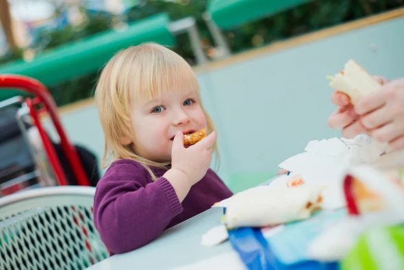 Έξοδος για φαγητό με νήπιο