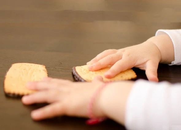 Βρίσκει και τρώει ό,τι να 'ναι