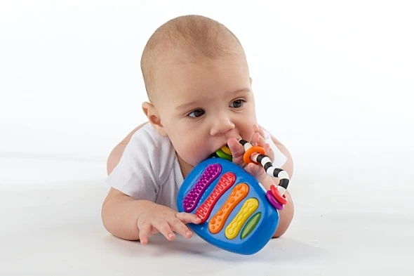 Μωρό με παιχνίδι στο στόιμα