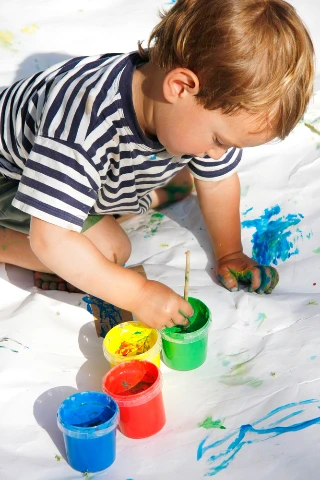 Χρωματίζει στι πάτωμα