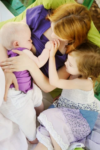 Θηλασμός υπό το άγριπνο βλέμμα του πρωτότοκου