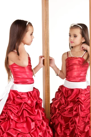 Παιδί ντυμένο μεγαλίστικα