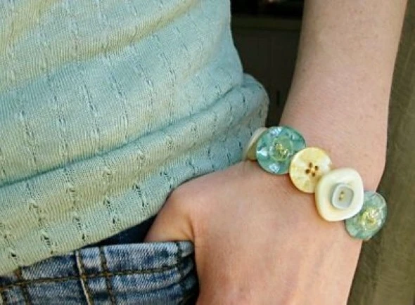 Βραχιόλι από κουμπιά