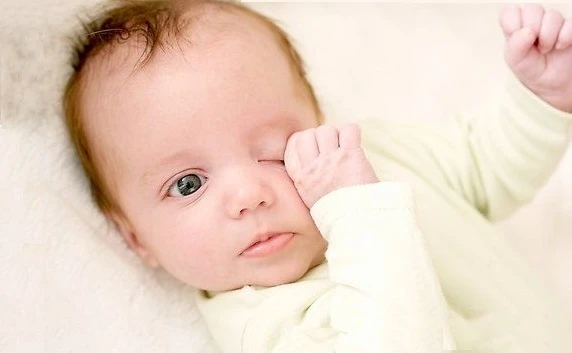 Τρίβει τα ματάκια του