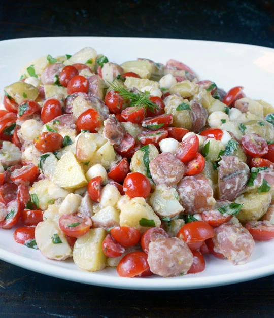 Πατατοσαλάτα με ντοματάκια και μοτσαρέλα