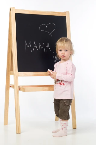 Μαθαίνει να γράφει