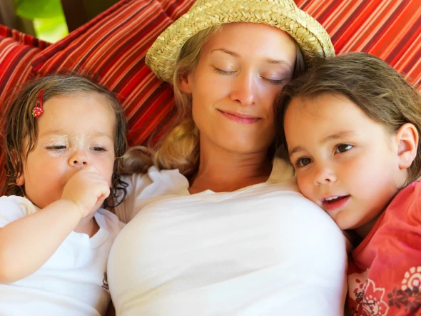 Βάζει ξανά το δάχτυλο στο στόμα