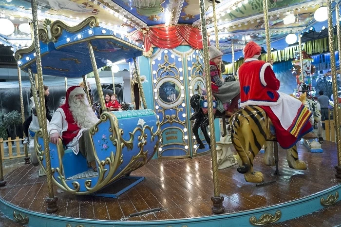 low santa carousel