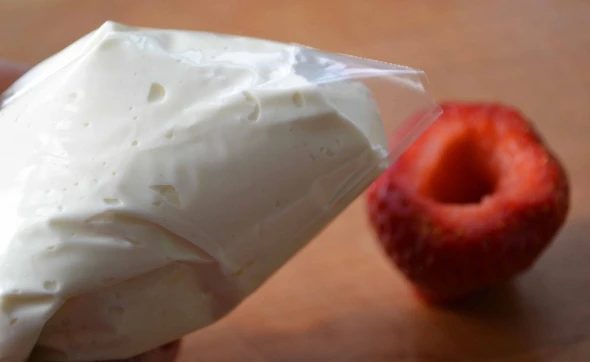 Γεμίζουμε με ένα κορνέ τις φράουλες