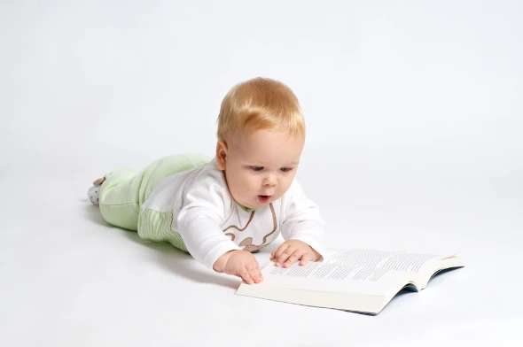 Τα μωρά λατρεύουν την φωνής της μαμάς τους όταν τους διαβάζει βιβλία.
