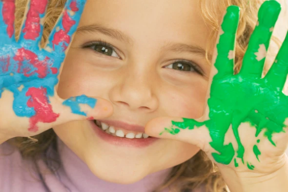 girlwithpaint-600x400