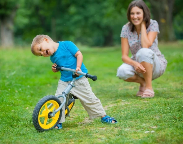 Παιδί που μαθαίνει ποδήλατο
