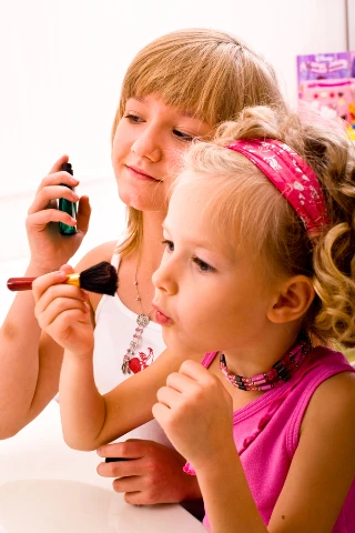 Μακιγιάζ στην προεφηβεία! Δεν χρειάζεται να το κάνεις επειδή το κάνουν οι φίλες σου.