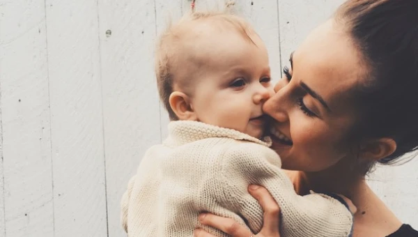 Γιατί δεν πρέπει να φιλάμε τα παιδιά στα χείλη!