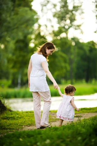 Τα νήπια έχουν την τάση να εξερευνούν τα πάντα όταν βρίσκονται σε δημόσιο χώρο και μια φοβερή ικανότητα να χάνονται από τα μάτια σας εν ριπή οφθαλμού. Πώς μπορείτε να μάθετε το μικρό σας να μένει κοντά σας όταν είστε έξω;    Να είστε ξεκάθαροι σε σχέση με τους κανόνες όταν βγαίνετε έξω. Οι κανόνες που θα θέσετε πρέπει να διαφοροποιούνται ανάλογα με το πού πάτε. Τα νήπια έχουν την ικανότητα να προσαρμόζονται όταν γνωρίζουν τι να περιμένουν, συνεπώς καθορίστε από πριν τι επιτρέπεται να κάνουν και πού να βρίσκονται. Θα χρειαστεί να του εξηγήσετε λεπτομερώς και να επαναλάβετε αρκετές φορές τις οδηγίες σας προκειμένου να λάβει το μήνυμα καθώς το μικρό σας μπορεί να μην συνειδητοποιεί ότι πρέπει να μείνει κοντά σας όταν είστε έξω. Μπορείτε να πείτε στο μικρό σας να επαναλάβει τον εκάστοτε κανόνα ανάλογα με το μέρος που θα επισκεφθείτε, τονίζοντάς του ότι είναι σημαντικό να παραμείνει ασφαλές. Για παράδειγμα στο σουπερμάρκετ ενημερώστε το από πριν ότι πρέπει να κάθεται ή να πιάνεται από το καρότσι, σε ένα πολυκατάστημα επιμείνετε να σας κρατάει συνεχώς από το χέρι και στην παιδική χαρά συμφωνήστε ότι μπορεί να τρέχει ελεύθερο όσο βλέπετε ο ένας τον άλλον. Προειδοποιήστε με συγκεκριμένες φράσεις. Τις περισσότερες φορές τα νήπια ξεχνούν τις οδηγίες και τους κανόνες που έχετε θέσει. Προκειμένου να τα επαναφέρετε, αντί να φωνάξετε γενικά «σταμάτα!» είναι καλύτερο να το προειδοποιήσετε πιο συγκεκριμένα, για παράδειγμα να πείτε «σταμάτα να τρέχεις» ή «μείνε ακίνητη στο πεζοδρόμιο». Όταν το κρατήσετε πάλι από το χέρι επαναλάβετε τους κανόνες που είχατε συμφωνήσει από το σπίτι.    Να είστε συνεπείς. Εξηγήστε στο παιδί σας τι μπορεί να συμβεί αν θέσει τον εαυτό του σε κίνδυνο και αν παρόλα αυτά παραβεί τον κανόνα, δείξτε του ότι υπάρχουν συνέπειες. Για παράδειγμα, στο σουπερμάρκετ αν δεν κάθεται καλά υπενθυμίστε του πως δεν θα του πάρετε την λιχουδιά που του έχετε τάξει. Εάν δεν συμμορφωθεί, μην ενδώσετε και κάντε την απειλή σας πράξη. Όταν ηρεμήσει εξηγήστε του γιατί μπορεί να υπάρχει κίνδυνος για κάτι που έκανε και ότι εσείς οφείλετε να φροντίζετε για την ασφάλειά του.      Μετατρέψτε το περπάτημα σε παιχνίδι. Για να αποφύγετε την πιθανότητα το μικρό σας να θέλει να απομακρυνθεί από το πλάι σας και να περιπλανιέται μόνο του δρόμο εφεύρετε διάφορα παιχνίδια, όπως για παράδειγμα «το παιχνίδι της αντιγραφής» καθώς διασχίζετε το δρόμο για να πάτε από το μανάβικο στο ανθοπωλείο.  Μπορείτε επίσης να πιάνεστε χέρι -χέρι για να χορέψετε έναν φανταστικό χορό όταν περπατάτε στο πεζοδρόμιο ή να τραγουδάτε μαζί ένα τραγούδι και να βηματίζετε στον ρυθμό.   Εξασκηθείτε στους περιορισμούς. Αν είστε σε μέρη με πολυκοσμία, όπως σε δρόμο με πολλούς πεζούς ή σε σούπερ μάρκετ φροντίστε να έχετε απασχολημένο το μικρό σας με ένα βιβλίο ή ένα παιχνίδι στο καρότσι του. Ωστόσο, πολλοί ειδικοί δεν συνιστούν να είστε πολύ αυστηροί στους περιορισμούς. Το μικρό σας δεν μαθαίνει να προσέχει το περιβάλλοντα χώρο και να ελέγχει τον εαυτό του, όταν το έχετε πολύ περιορισμένο. Το μόνο που μαθαίνει είναι ότι θα πρέπει να παραμείνει ήσυχο όταν υπάρχει ο περιορισμός και να κινηθεί ελεύθερα όταν αυτός δεν υφίσταται.  Οπλιστείτε με υπομονή. Το μικρό σας θα ξεπεράσει την τάση του να φεύγει μακριά σας, καθώς μεγαλώνει και έχει τη δυνατότητα να θυμάται τους κανόνες που έχετε θέσει. Από τη μεριά σας αυτό που έχετε να κάνετε είναι να φροντίζετε την ασφάλεια του παιδιού σας καθώς αυτό εξερευνά τα όρια της ελευθερίας του. Βρείτε τρόπους που να ταιριάζουν και στους δυο σας, όπως για παράδειγμα να αφήνετε τον μπαμπά να μεταφέρει στους ώμους το μικρό σε πολυσύχναστους χώρους. Έτσι κι εσείς θα ξέρετε πάντα που είναι το μικρό σας αλλά και εκείνο θα απολαμβάνει τη θέα από ψηλά.