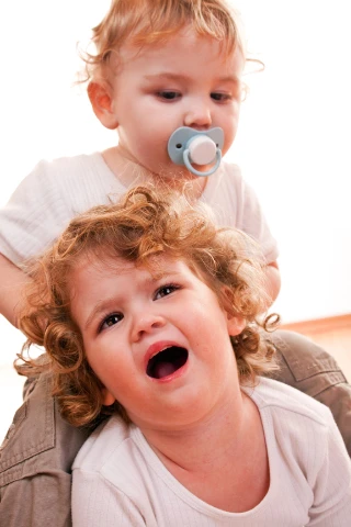  Τραβάει τα μαλλιά άλλων παιδιών