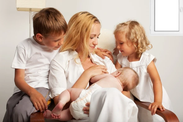 Θηλασμός με το νήπιο να βλέπει