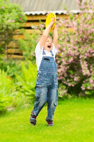 Παιδί που παίζει φρισμπι