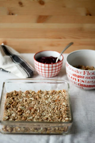 Στρώστε το μισό μείγμα σε βουτυρωμένο ταψί 20 εκατοστών.